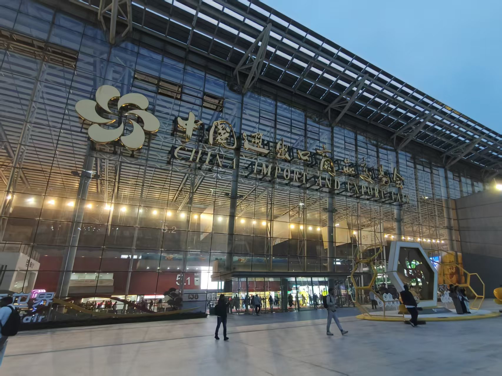 Auf der China Import and Canton Fair: Maschine zur Herstellung von Gepäckschalen in Aktion